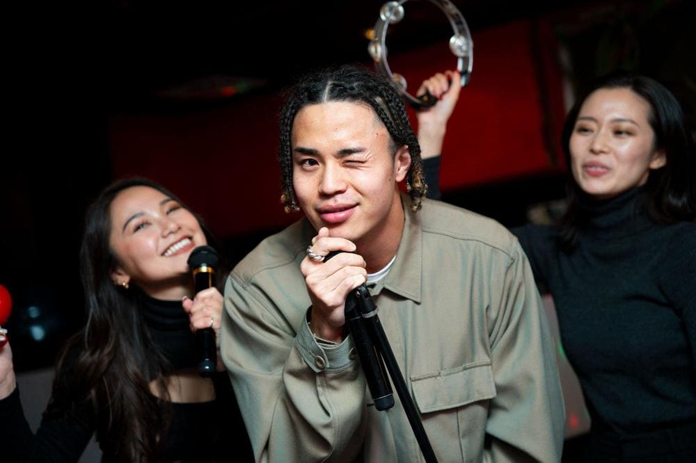 Trải nghiệm h&aacute;t karaoke c&ugrave;ng người lạ tại phố B&ugrave;i Viện để tạo n&ecirc;n những khoảnh khắc kh&oacute; qu&ecirc;n